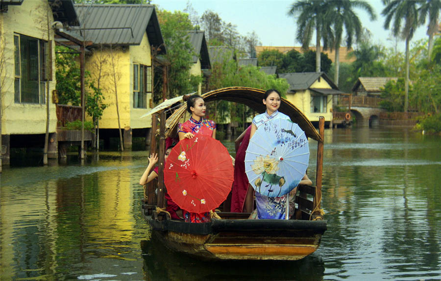Mujeres en qipao reciben la primavera en la Chuanlord Tourism Expo Park de Foshan, provincia de Guangdong, 5 de marzo del 2018. [Foto: IC]