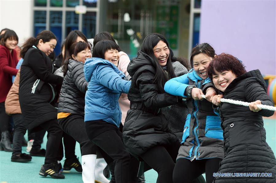 JIANGSU, marzo 7, 2018 (Xinhua) -- Trabajadoras participan en un juego de tira y afloja llevado a cabo para celebrar el próximo Día Internacional de la Mujer, en la Escuela Primaria Jinhehua en el condado de Jinhu, provincia de Jiangsu, en el este de China, el 7 de marzo de 2018. (Xinhua/Chen Yibao)