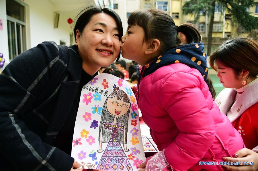 JIANGSU, marzo 7, 2018 (Xinhua) -- Imagen del 6 de marzo de 2018 de una niña entregando su dibujo a su madre durante una actividad llevada a cabo previo el Día Internacional de la Mujer, en el Jardín de Niños Chaoyanglou en la ciudad de Zhenjiang, provincia de Jiangsu, en el este de China. (Xinhua/Shi Yucheng)