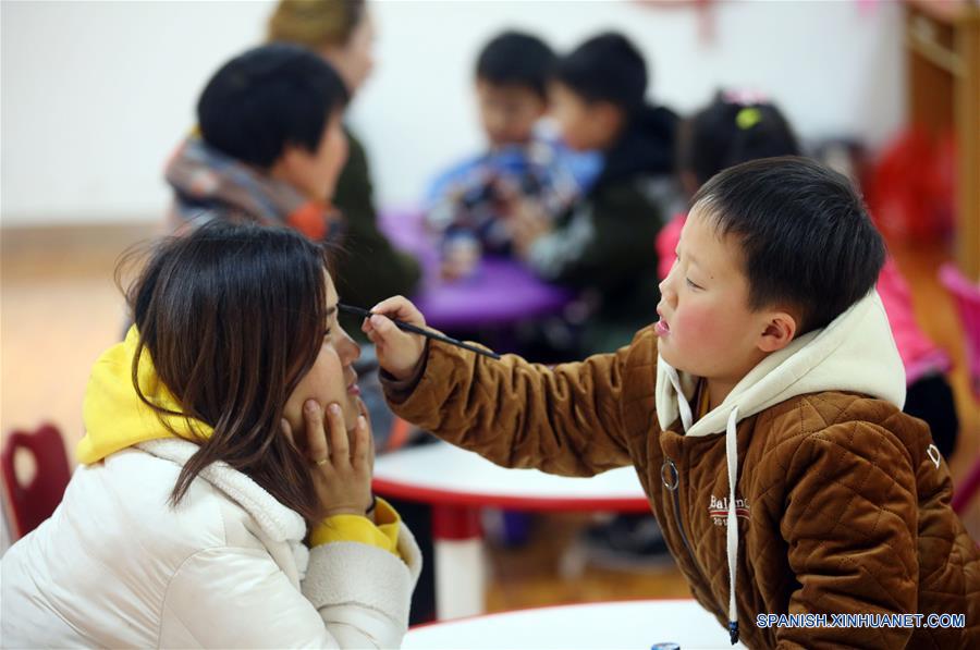 JIANGSU, marzo 7, 2018 (Xinhua) -- Imagen del 6 de marzo de 2018 de un niño maquillando a su madre durante una actividad llevada a cabo previo el Día Internacional de la Mujer, en la comunidad Lidu en la ciudad de Nantong, provincia de Jiangsu, en el este de China. (Xinhua/Xu Peiqin)