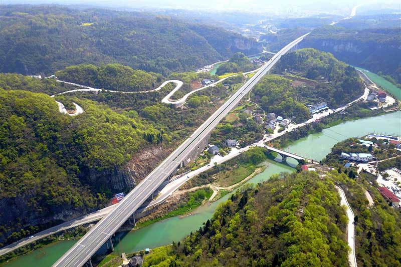 Cruce de una autopista y varias carreteras rurales en la ciudad de Yichang, provincia de Hubei.(Fuente: Renmin Shijue)