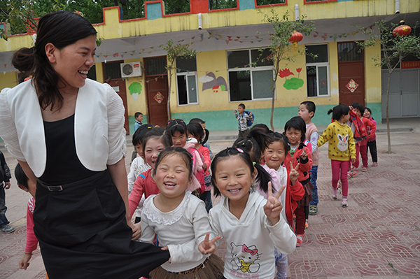 Esforzada maestra china defiende las conquistas de la educación rural en la APN