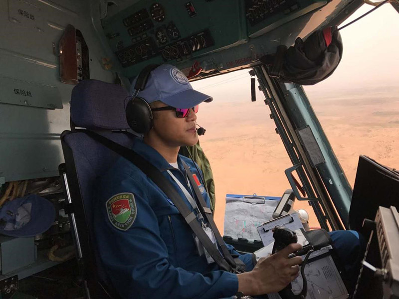 Un piloto durante la misión. (Foto: División de Helicópteros de la Fuerza China para el Mantenimiento de la Paz)