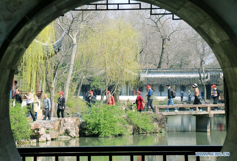 Turistas disfrutan del temprano paisaje primaveral en Zhuozhengyuan, antiguo y famoso jardín de Suzhou, provincia de Jiangsu, 13 de marzo del 2018. (Foto: Xinhua/ Jiankang Wang)