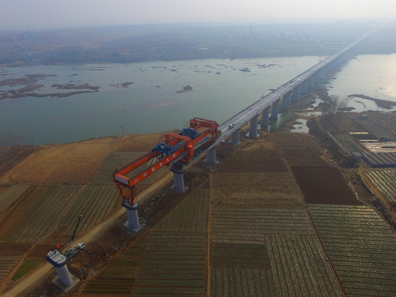 El 8 de marzo de 2018, el personal de construcción del China Railway 19th Bureau Group participó en la construcción de la sección Pingyi del ferrocarril de alta velocidad Linyi en la provincia de Shandong. Fuente de la imagen: Wu Jiquan / Pueblo en Línea
