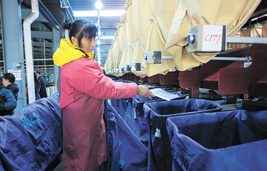 En el centro de distribución de Yunda Express Beijing, las bolsas hechas de materiales degradables reemplazan a las bolsas de tejido originales, lo que las hace más duraderas y respetuosas con el medio ambiente. Fuente de la foto: China Post Express News