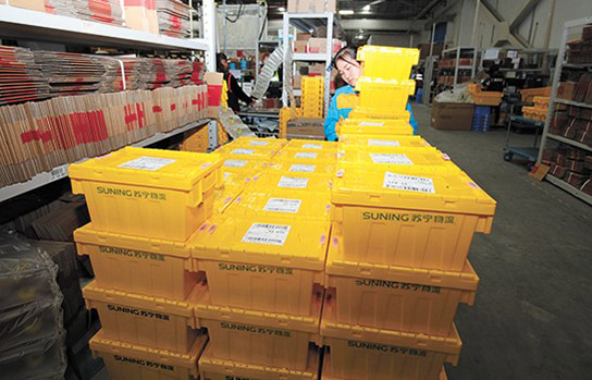 Suning Logistics ha habilitado una "caja de mensajería compartida" portátil y reutilizable para reemplazar la caja de mensajería de papel tradicional. Una vez que el cliente firme el recibo de entrega, el servicio de mensajería guardará la caja y la reciclará. Fuente de la foto: China Post Express News