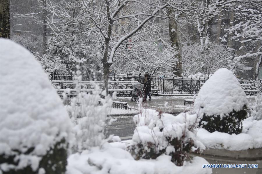 Una mujer camina llevando una carreola bajo la nevada en Nueva York, Estados Unidos, el 21 de marzo de 2018. Miles de vuelos fueron cancelados y escuelas públicas cerradas mientras la cuarta tormenta de nieve en tres semanas comenzó a golpear el miércoles la ciudad de Nueva York y sus áreas vecinas, de acuerdo con información de la prensa local. (Xinhua/Wang Ying)