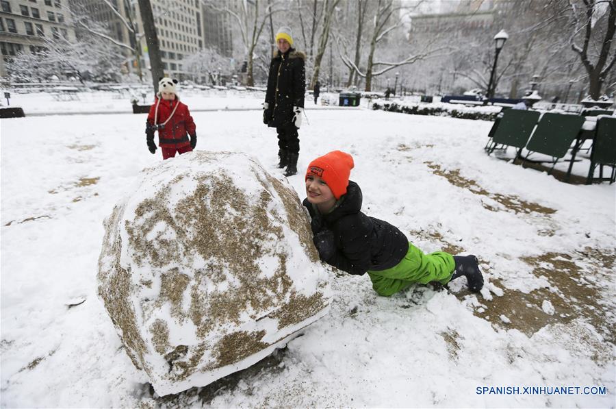NUEVA YORK, marzo 21, 2018 (Xinhua) -- Un niño juega en la nieve en Madison Square Park en Nueva York, Estados Unidos, el 21 de marzo de 2018. Miles de vuelos fueron cancelados y escuelas públicas cerradas mientras la cuarta tormenta de nieve en tres semanas comenzó a golpear el miércoles la ciudad de Nueva York y sus áreas vecinas, de acuerdo con información de la prensa local. (Xinhua/Wang Ying)
