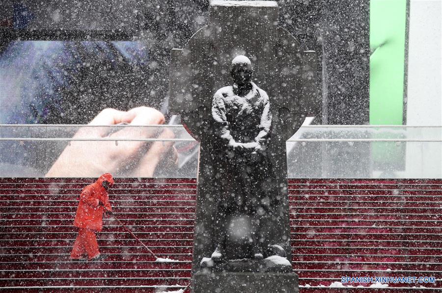 Un trabajador retira la nieve en Times Square en Nueva York, Estados Unidos, el 21 de marzo de 2018. Miles de vuelos fueron cancelados y escuelas públicas cerradas mientras la cuarta tormenta de nieve en tres semanas comenzó a golpear el miércoles la ciudad de Nueva York y sus áreas vecinas. (Xinhua/Wang Ying)