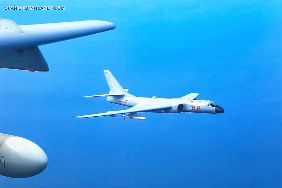Fuerza aérea de China realiza entrenamiento en alta mar