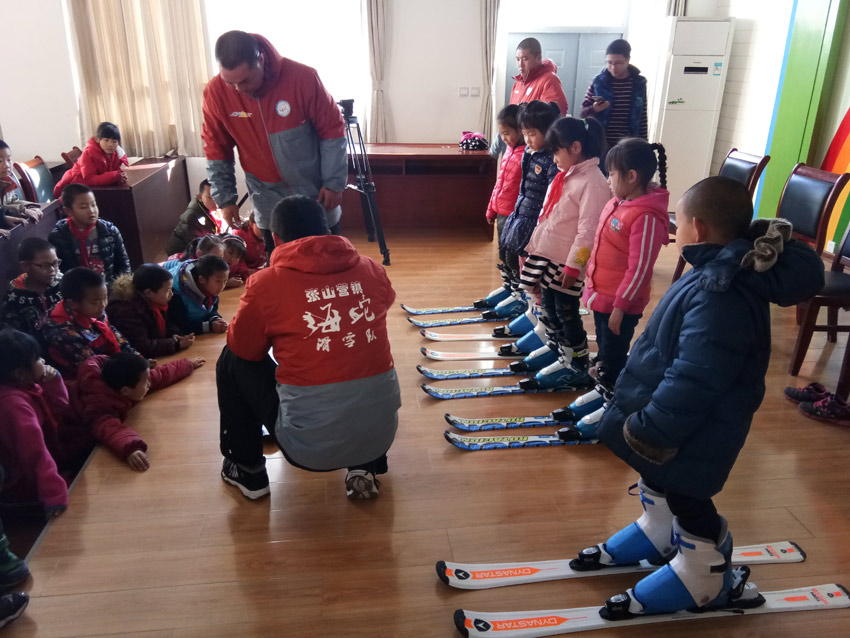 El equipo de esquí de campesinos de Haituo, Yanqing, enseña a los alumnos de primaria. (Foto: Pueblo en Línea)