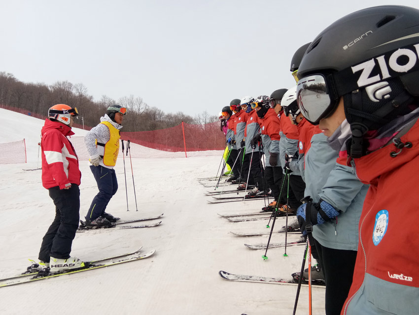 El equipo de esquí de campesinos de Haituo, Yanqing, entrena en la provincia de Jilin. (Foto: Pueblo en Línea)