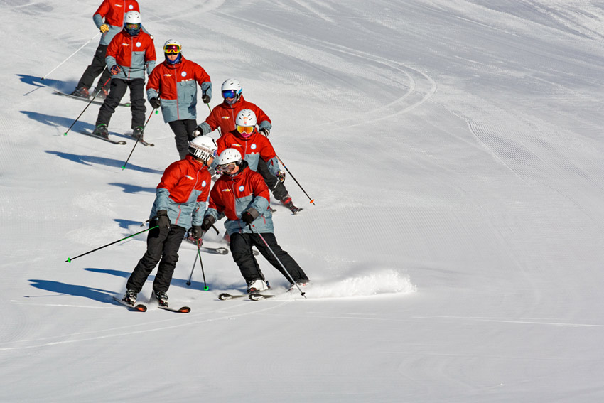 El equipo de esquí de campesinos de Haituo, Yanqing, realiza su entrenamiento ordinario. (Foto: Pueblo en Línea)
