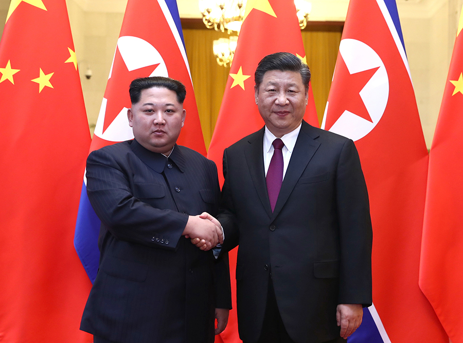 Xi Jinping y Kim Jong Un conversan en Beijing