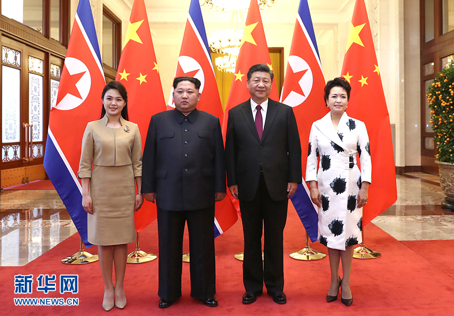 Xi Jinping y Kim Jong Un conversan en Beijing