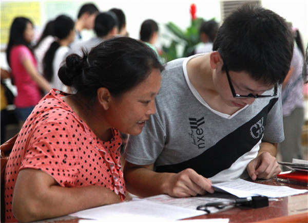 China da prioridad a estudiantes pobres y de zonas rurales en acceso a la universidad