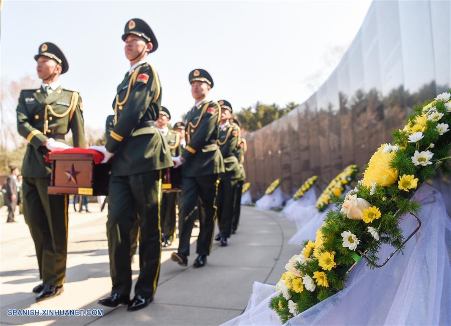 Celebran ceremonia de entierro de restos de soldados chinos muertos en la Guerra de Corea