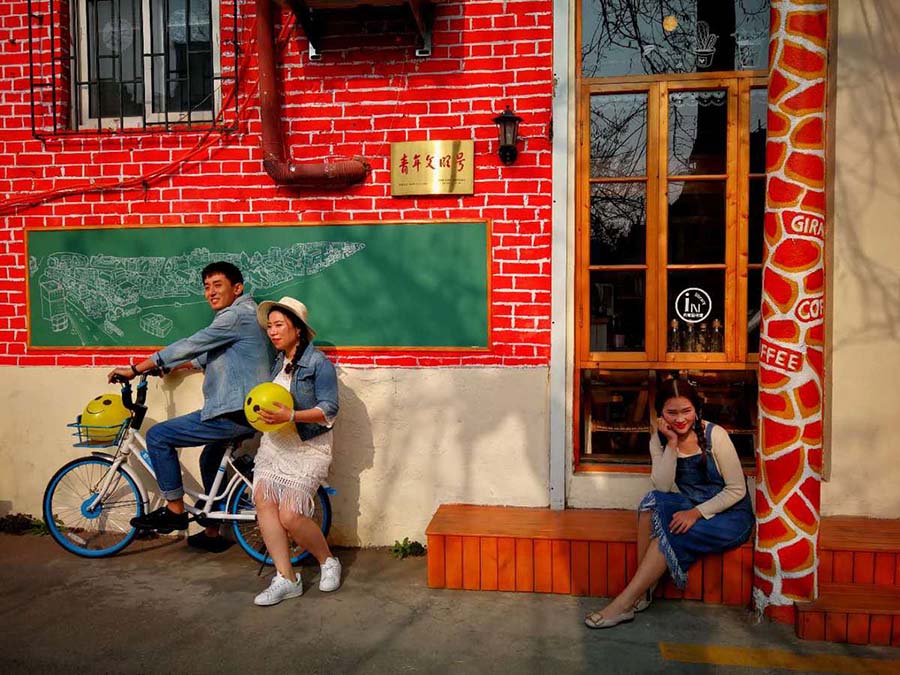 Coloridos murales urbanos embellecen la avenida Daxue Qingdao. [Foto: Xu Chongde]