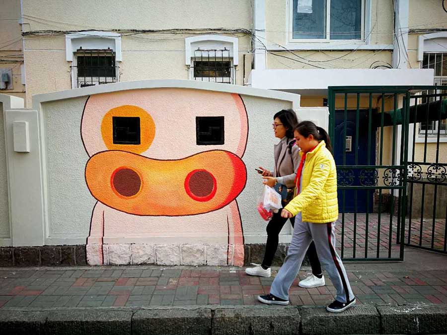 Coloridos murales urbanos embellecen la avenida Daxue Qingdao. [Foto: Xu Chongde]