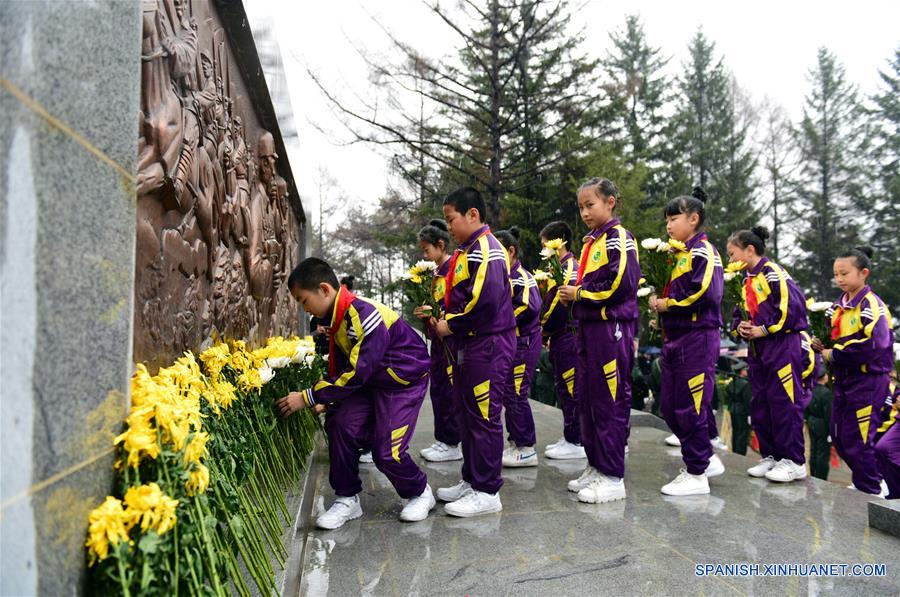China: Personas se lamentan por los fallecidos mientras el Festival de Qingming