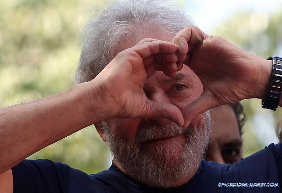 Ex presidente brasileño Lula se entrega a la policía para cumplir pri