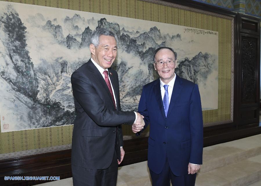 Vicepresidente chino se reúne con primer ministro de Singapur para promover lazos