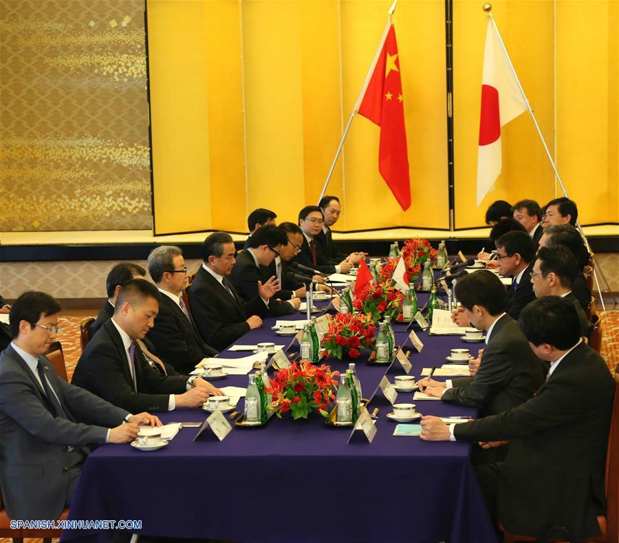 Cancilleres chino y japonés conversan sobre lazos bilaterales