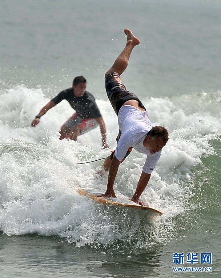 Un atleta de Australia participa en el Festival Internacional de Surf de la Bahía Riyue de Wanning en Hainan, el 8 de noviembre de 2010. [Foto / Xinhua]