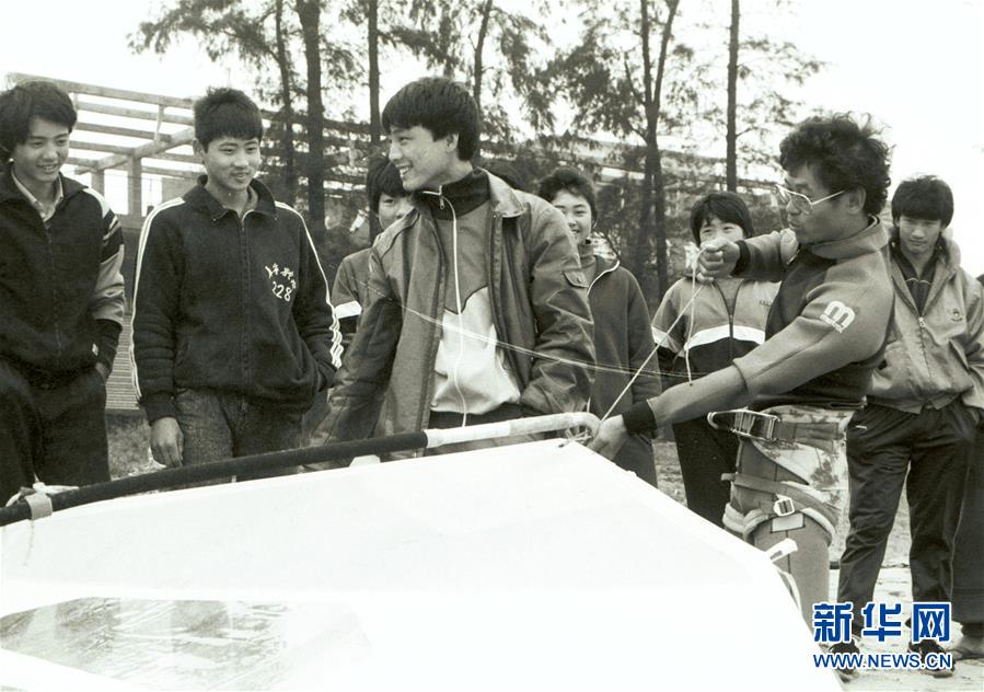 Practicantes de windsurf de Taiwán interactúan con la población local en Haikou, provincia de Hainan, sur de China, foto tomada el 16 de enero de 1989. [Foto / Xinhua]