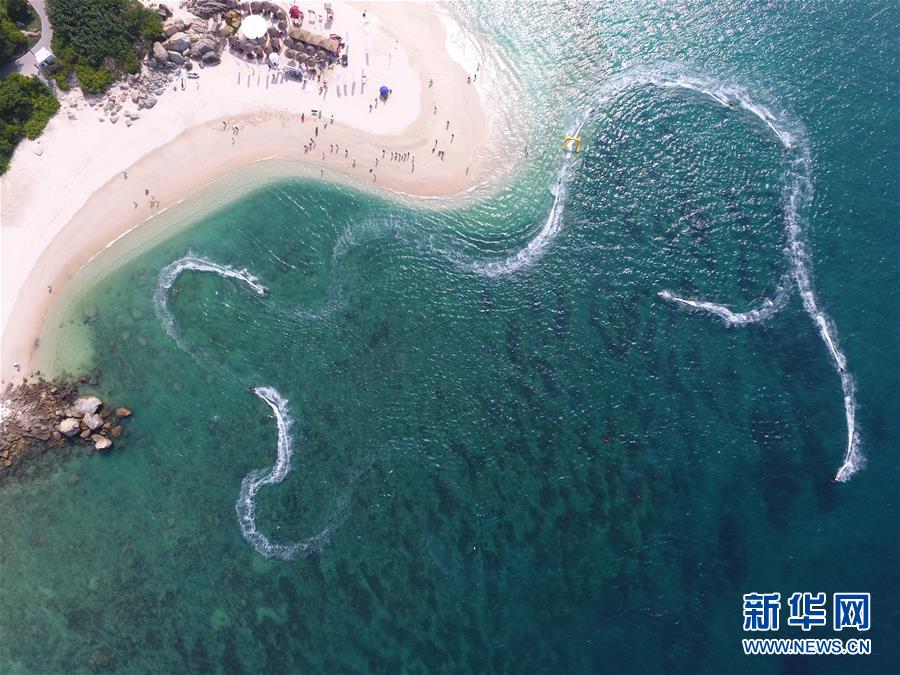 Una vista aérea muestra a los competidores navegando durante una carrera celebrada en la isla Wuzhizhou en Sanya, provincia de Hainan, sur de China, el 18 de septiembre de 2016. [Foto / Xinhua]