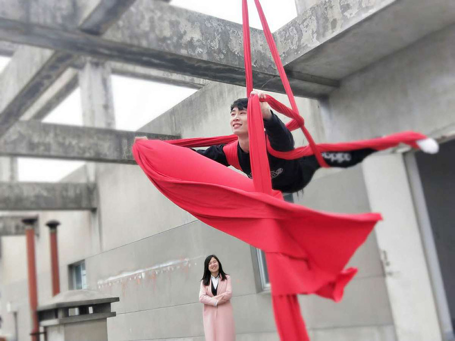 Wang Wenbin baila sobre una cuerda en el techo de un edificio en Jiaxing, provincia de Zhejiang. [Foto proporcionada a China Daily]