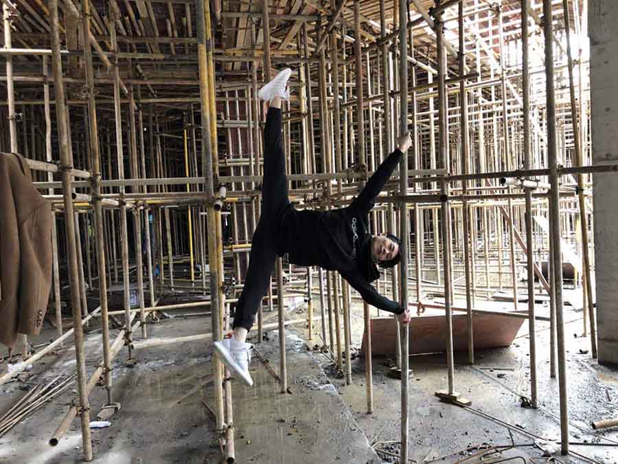 Wang practica baile en barra en andamios en una construcción en Jiaxing. [Foto proporcionada a China Daily]