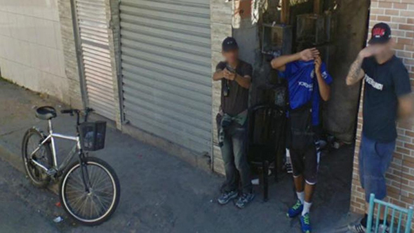 Google Maps capta a un hombre apuntando a sus cámaras