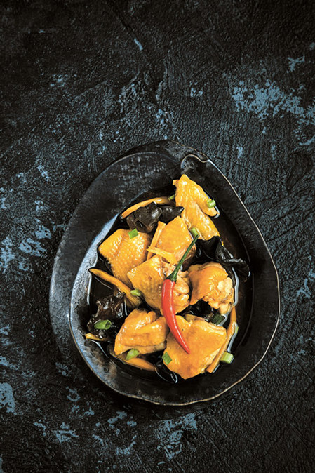 Recomendación de la chef Grace Choy: Pollo al vapor con brotes de Daylily secos y hongos negros. [Foto proporcionada a chinadaily.com.cn]