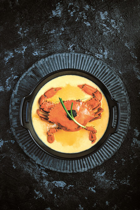 Recomendación de la chef Grace Choy: Cangrejos de barro al vapor y huevo con Huadiao y trufa negra. [Foto proporcionada a chinadaily.com.cn]
