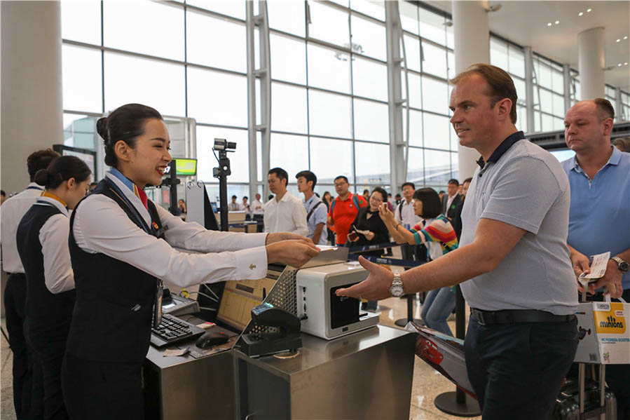 Un turista extranjero utiliza la nueva T2 del aeropuerto internacional de Guangzhou Baiyun. [Foto: Xie Jiajia]
