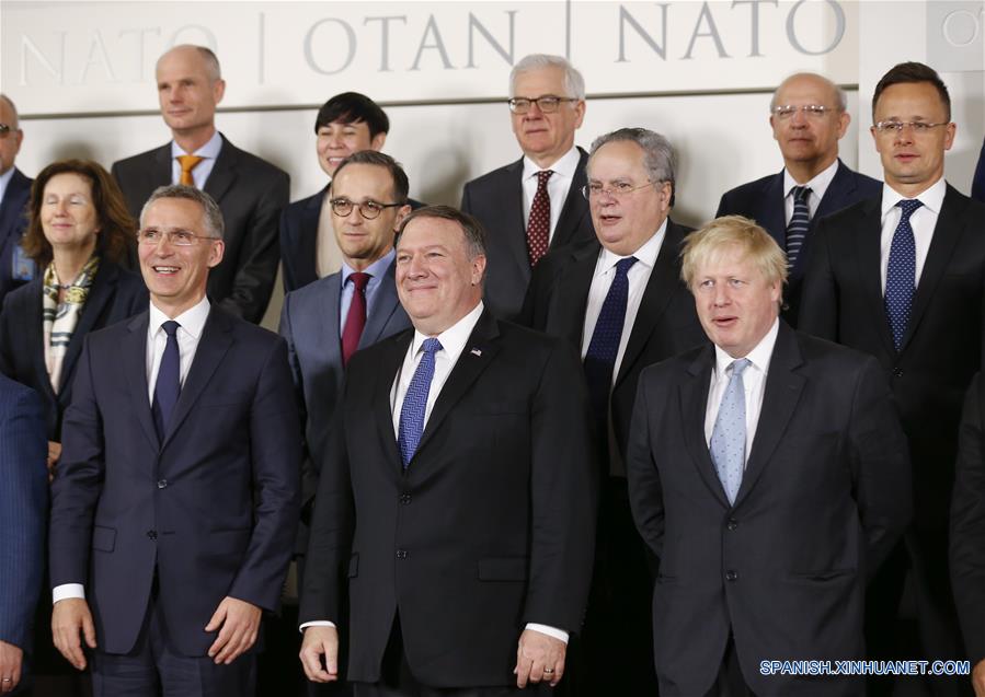BRUSELAS, abril 27, 2018 (Xinhua) -- Ministros de Relaciones Exteriores de la Organización del Tratado del Atlántico Norte (OTAN), posan en una sesión de fotografías grupales durante la reunión de Ministros de Relaciones Exteriores de la OTAN, en la sede de la OTAN en Bruselas, Bélgica, el 27 de abril de 2018. (Xinhua/Ye Pingfan)