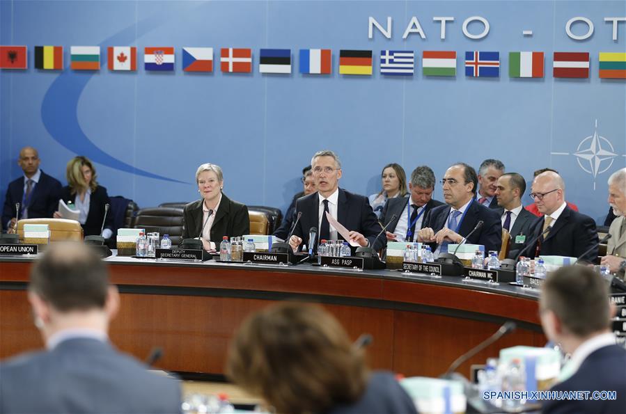 BRUSELAS, abril 27, 2018 (Xinhua) -- El secretario general de la Organización del Tratado del Atlántico Norte (OTAN), Jens Stoltenberg (c), participa durante la reunión de Ministros de Relaciones Exteriores de la OTAN, en la sede de la OTAN en Bruselas, Bélgica, el 27 de abril de 2018. (Xinhua/Ye Pingfan)