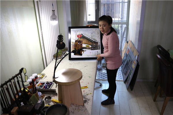 Huang Xiuli, una artista de tallado con cuchillo de 32 años, discípula del fundador de este arte, Zhang Xiaoming, dice que hablar con sus seguidores en las plataformas de transmisión en vivo la ha hecho más extrovertida. [Foto de Zou Hong / China Daily]