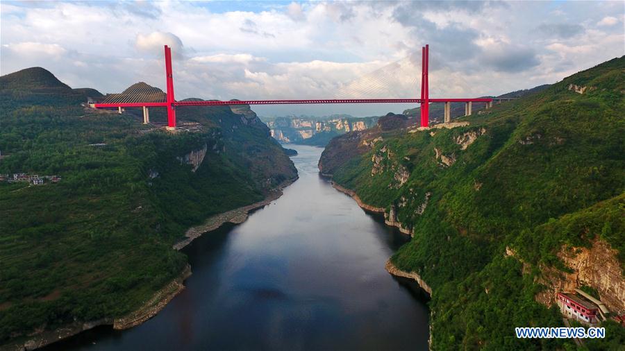 Vista aérea del puente Yachihe en la autopista Guiyang-Qianxi