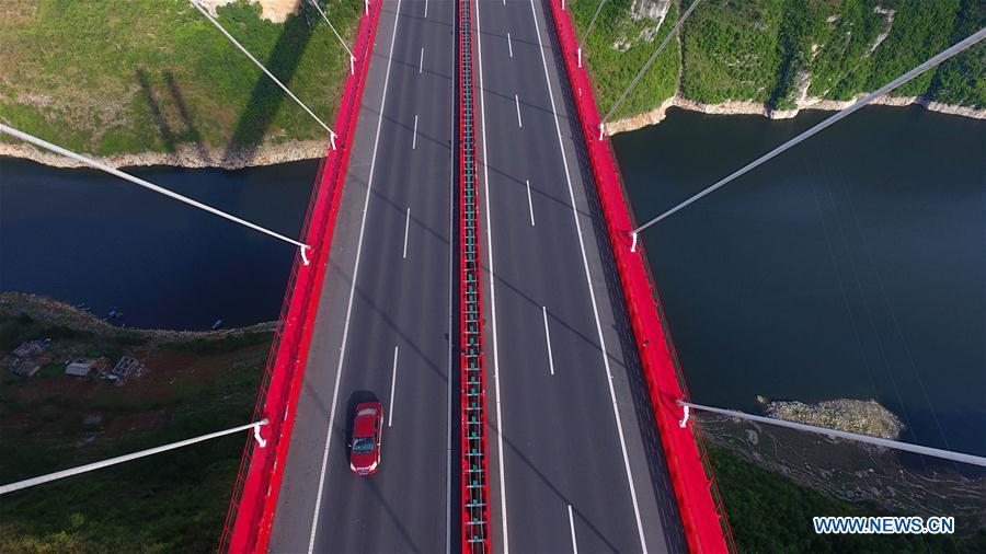 Vista aérea del puente Yachihe en la autopista Guiyang-Qianxi