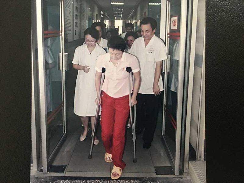 Heng aprende a caminar con muletas después de su operación. [Foto proporcionada a chinadaily.com.cn]