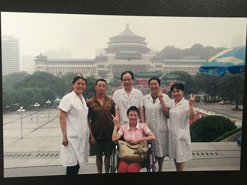 Una foto vieja muestra a Heng y a los médicos. [Foto proporcionada a chinadaily.com.cn]