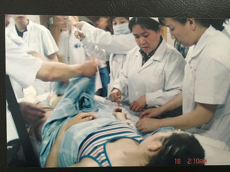 Una foto antigua muestra a Heng bajo tratamiento. [Foto proporcionada a chinadaily.com.cn]