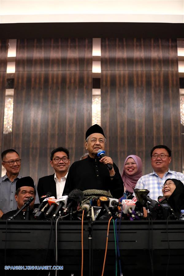 Mahathir Mohamad de 92 años de edad es investido como primer ministro de Malasia