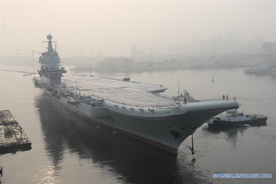 Primer portaaviones construído por China inicia pruebas en el mar
