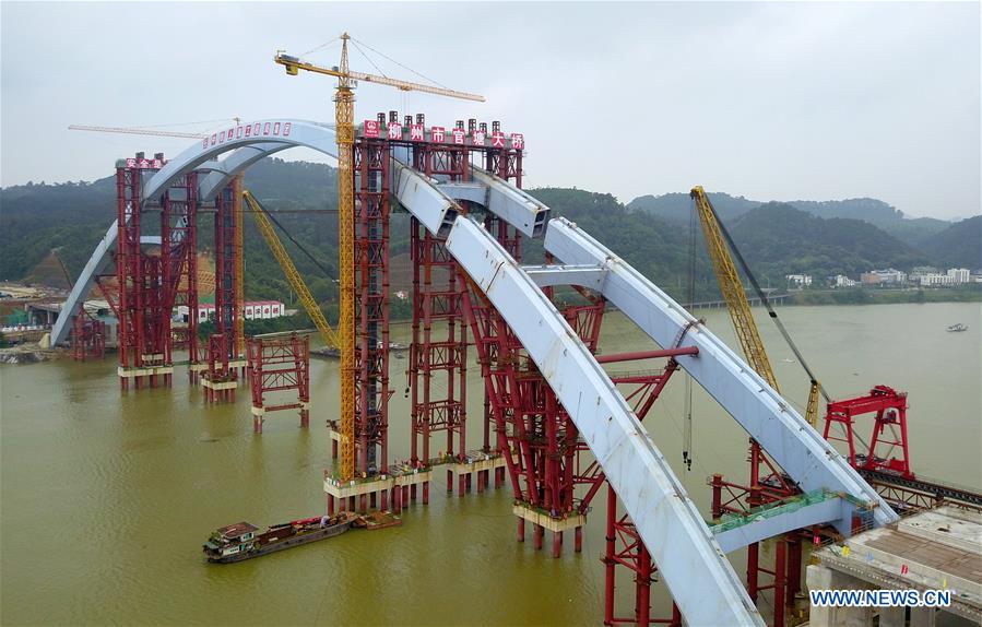 Colocan con éxito el arco medio del gran Puente Liuzhou Guantang 