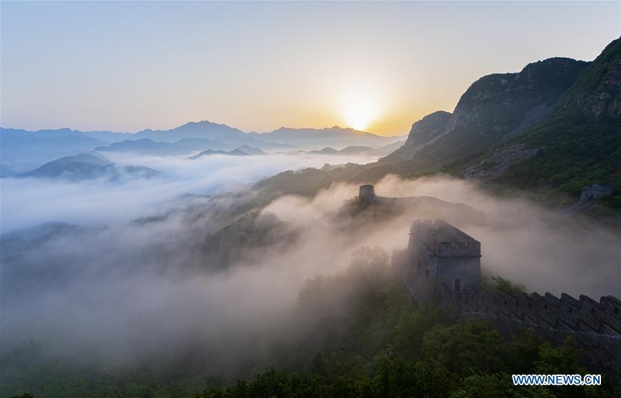 Un poético “mar de nubes” envuelve la Gran Muralla China de Tianjin