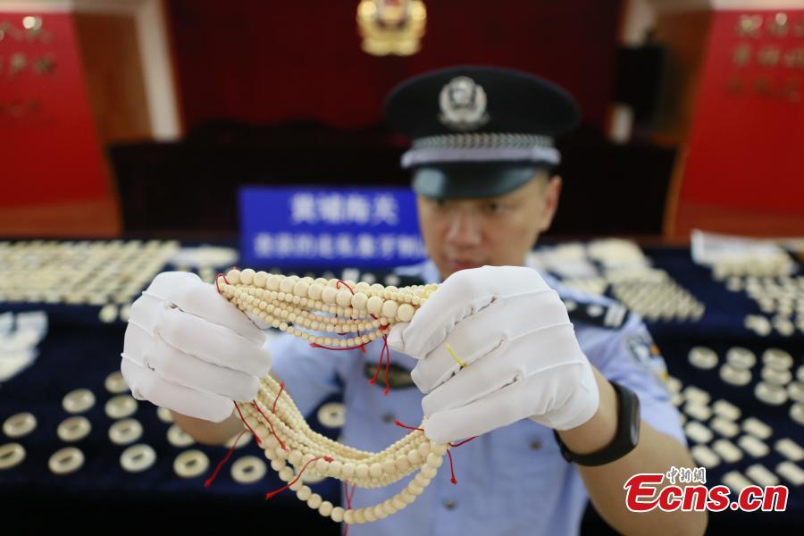 Un oficial muestra productos de marfil de contrabando en la aduana de Huangpu. Guangzhou, provincia de Guangdong, 14 de mayo del 2018. (Foto: China News Service/ Zhang Hailong)